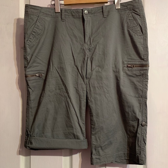 COPY - Knee-Length Capris and Roll-Up Shorts - Picture 4 of 5